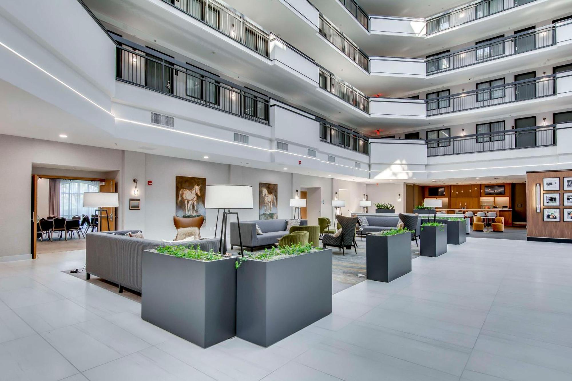 Embassy Suites By Hilton Louisville East Exterior foto
